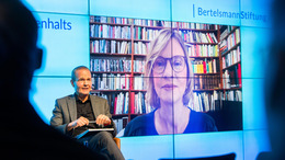 Impressionen von der Buchvorstellung "Anders wird gut". Podium mit Stephan Vopel (rechts) und Verena Carl (links)